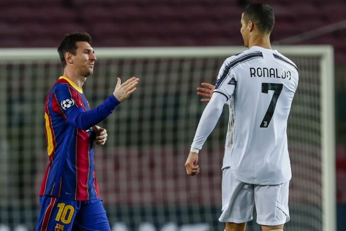 Messi bắt tay Ronaldo trước trận Champions League giữa Barca với Juventus trên sân Camp Nou hôm 8/12/2020. Ảnh: AP