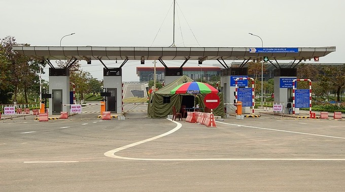 Sân bay Vân Đồn bị phong tỏa, nhà chức trách lập chốt kiểm soát ngay cổng ra vào. Ảnh: Minh Cương