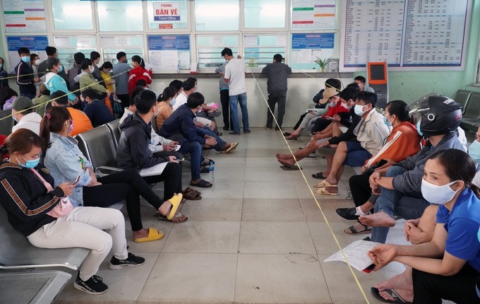 Hành khách chờ trả vé tàu ở ga Biên Hòa. Ảnh: Phước Tuấn.