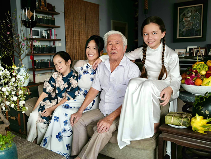 Trước đó, vào chiều 29 Tết, cặp song sinh đón ông ngoại sang nhà ăn cơm tất niên. Bố đẻ của diva Hồng Nhung là dịch giả Lê Văn Viện.