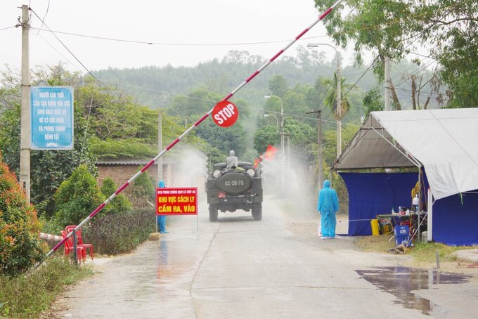 Xe quân đội phun khử khuẩn tại xã Thủy An, thị xã Đông Triều ngày 29/1. Ảnh: Văn Đạm