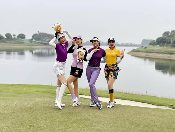 Dàn mỹ nhân gồm hoa hậu Ngọc Hân, Jennifer Phạm, cựu người mẫu Thúy Hạnh... rủ nhau đi chơi golf đầu năm.