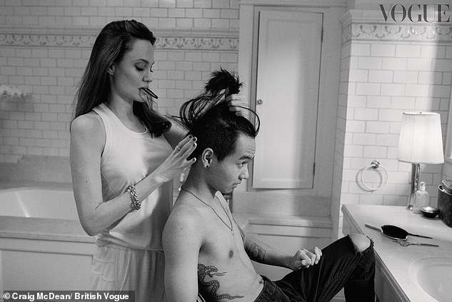 Những bức ảnh hiếm về gia đình Angelina Jolie được chụp khi tổng biên tập tạp chí Vogue của Anh, Edward Enninful, tới thăm nhà nữ diễn viên để phỏng vấn về công việc và cuộc sống ở nhà tránh dịch của cô. Trong ảnh, bà Smith cặp tóc cho con trai cả Maddox 19 tuổi trong phòng tắm. Cậu cả người Campuchia dường như rất tin tưởng vào khả năng tạo mẫu tóc của mẹ. Maddox cởi trần, để lộ những hình xăm lớn. Giờ đây Maddox đã là một chàng thanh niên nhưng khi ở bên mẹ, cậu vẫn là một người con nhỏ bé.Maddox đang học năm thứ hai Đại học Yonsei, Hàn Quốc theo hình thức online vì đại dịch Covid-19. Sau nửa năm tới Seoul để du học, cậu trở về nhà từ đầu năm ngoái khi trường đóng cửa tránh dịch. Từ đó đến nay nhà Jolie lại đông đúc 6 người con ở tuổi teen và tiền teen.