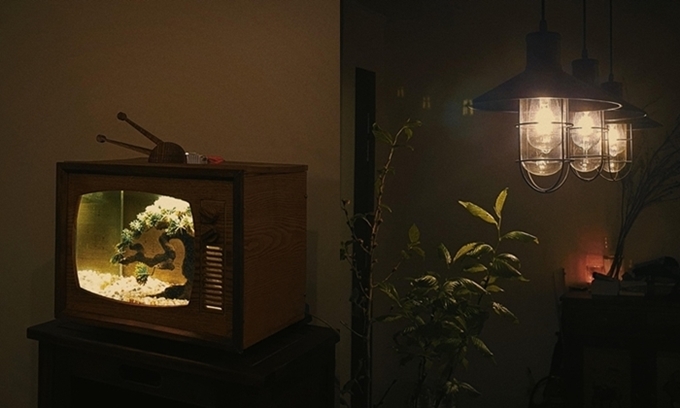 Bể cá hình tivi kiểu cổ và góc phòng làm việc của Jun Phạm.