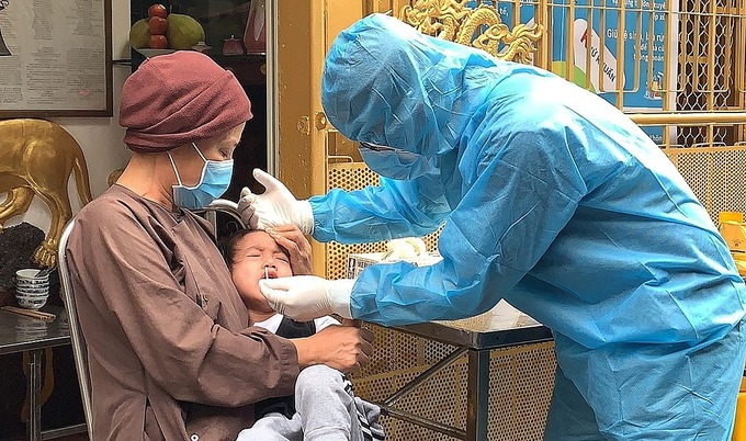 Nhân viên y tế lấy mẫu xét nghiệm tại chùa Thiên Khánh. Ảnh: Trung tâm Y tế Quận 6
