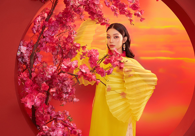 Người đẹp Lâm Thu Hồng hào hứng làm mẫu giới thiệu trang phục cho mùa Tết 2021. Cô thích những gam màu nổi như vàng, đỏ.