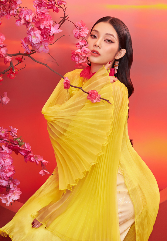 Thiết kế tay áo xòe rộng hơi hướng cổ trang tôn vẻ mềm mại, điệu đà của người đẹp Hoa hậu biển Việt Nam toàn cầu 2018.