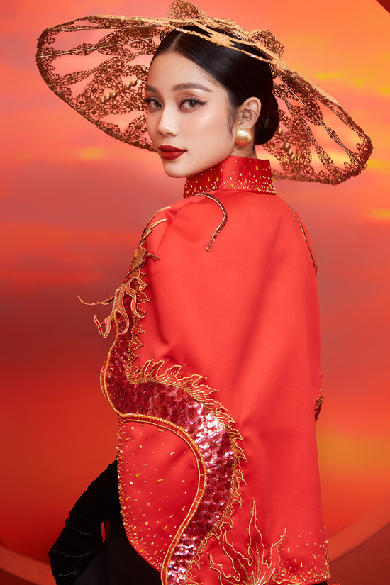 Họa tiết rồng trên chiếc áo choàng ngắn được thêu tinh tế, hài hòa với màu sắc của nón đội đầu.