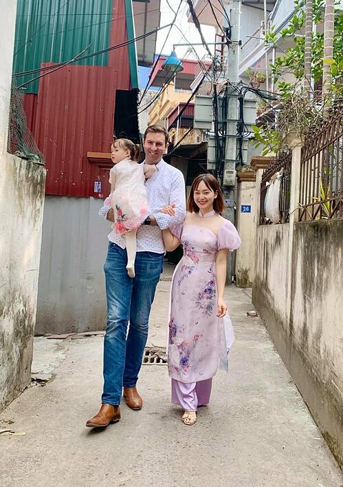 Lan Phương đưa chồng và con gái về thăm và chúc Tết quê nội ở Hà Nội.