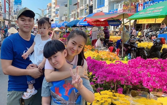Vợ chồng diễn viên Lê Phương - ca sĩ Trung Kiên đưa hai con đi chợ hoa Tết ở quê nhà Vĩnh Long. Từ 23 Tết, cặp đôi đã đưa các con về quê và dành cả dịp Tết sum họp bên ông bà.