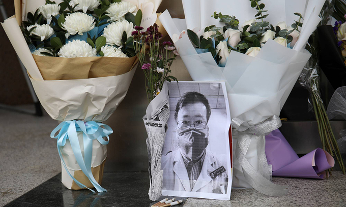 Nơi tưởng niệm tạm thời dành cho bác sĩ Lý Văn Lượng tại lối vào Bệnh viện Trung ương Vũ Hán hôm 7/2/2020. Ảnh: Reuters.