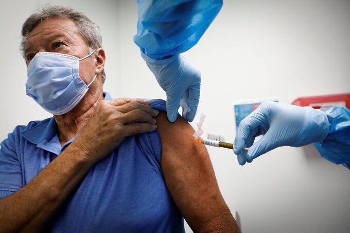 Tình nguyện viên tiêm vaccine Covid-19 tại Mỹ, tháng 10/2020. Ảnh: NY Times.