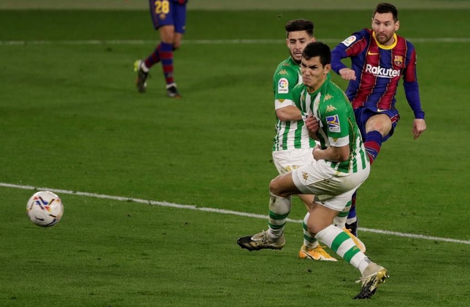 Pha dứt điểm hiểm hóc của Messi mở ra màn ngược dòng cho Barca. Ảnh: EFE