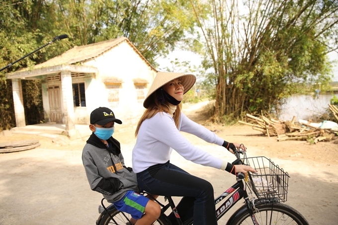 Năm nào, họa mi tóc nâu cũng về Đà Nẵng sum họp cùng cả nhà. Cô tranh thủ đạp xe đưa cháu đi chơi khi về thăm quê.