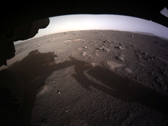 NASA công bố ảnh màu ấn tượng trên sao Hỏa do tàu Perseverance chụp - Ảnh 1.