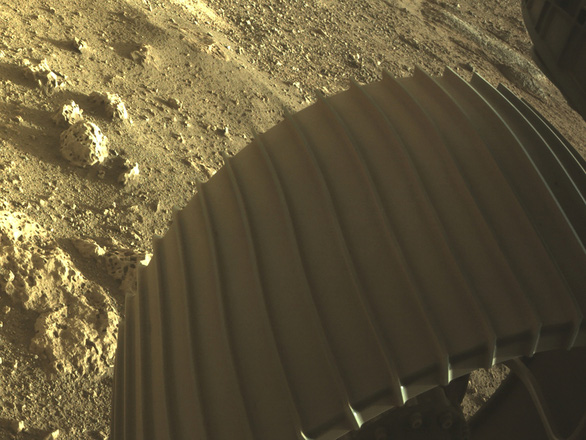 NASA công bố ảnh màu ấn tượng trên sao Hỏa do tàu Perseverance chụp - Ảnh 3.