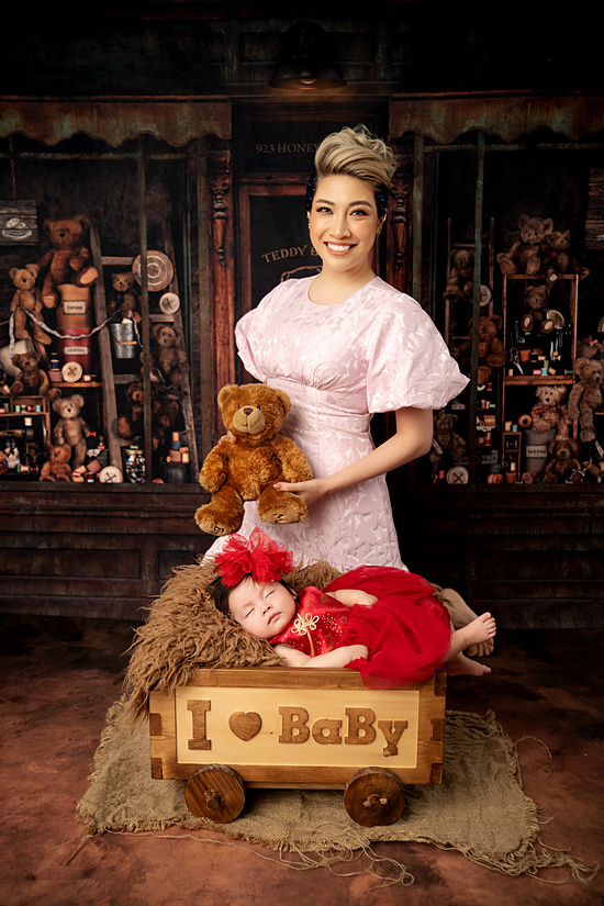 Sang năm mới, nữ ca sĩ chỉ mong con gái mau ăn chóng lớn và gia đình sớm đoàn tụ.