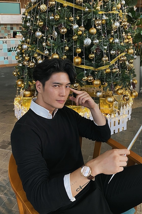 Huy Trân năm nay 31 tuổi, kém Ngô Thanh Vân 11 tuổi. Anh sinh trưởng ở Đức, tốt nghiệp trường GPB Berlin ngành Xuất khẩu và Nhập khẩu.
