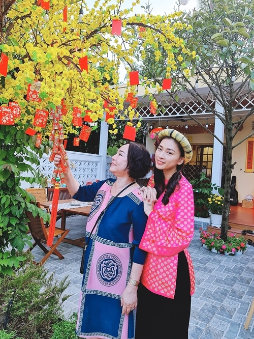 Ngô Thanh Vân diện áo truyền thống bên mẹ.