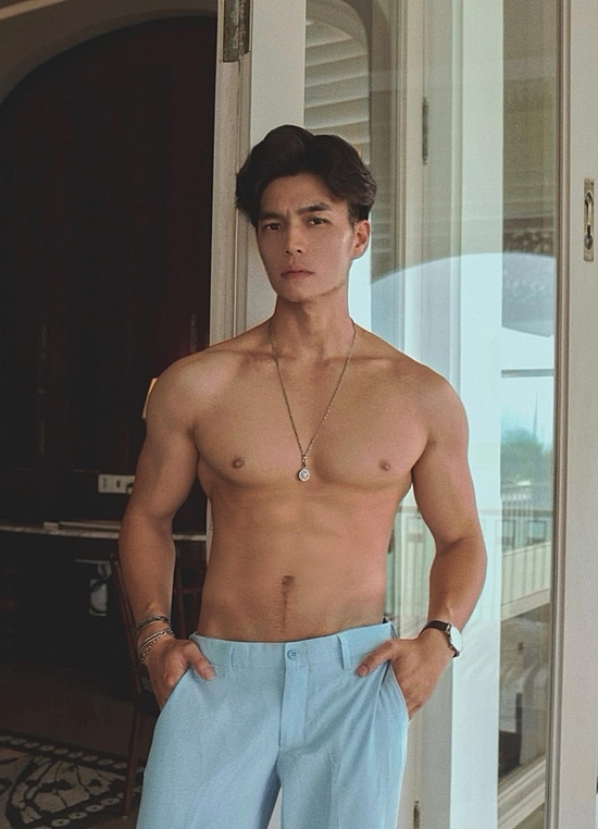 Thân hình vạm vỡ và rắn rỏi của Huy Trần có được nhờ sự tập luyện thời gian dài.