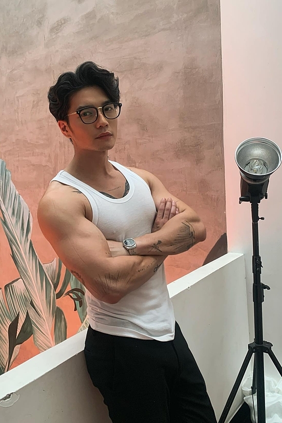 Hiện anh là chủ một nhà hàng món Đức ở TP HCM. Do đó, ngoài kinh doanh, anh còn yêu thích nấu ăn.