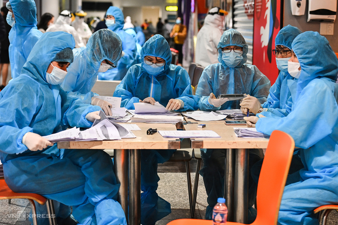 Nhân viên y tế xếp danh sách người xét nghiệm nCoV tại sân bay Nội Bài, Hà Nội ngày 10/2. Ảnh: Giang Huy.
