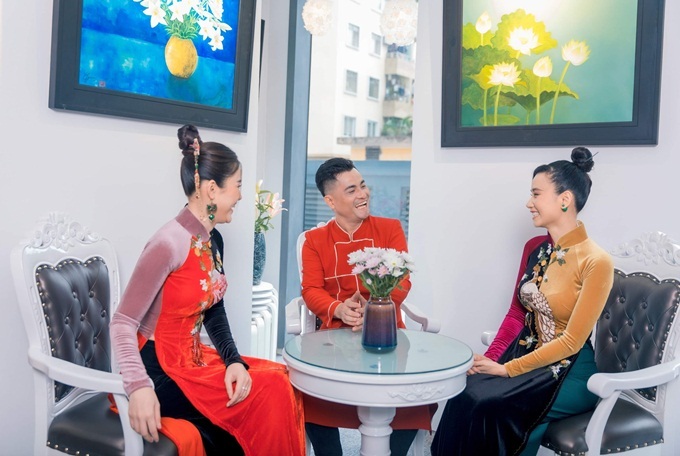 Những tà áo dài đa sắc màu, tông trầm ấm với chất liệu nhung the phù hợp không khí se lạnh của miền Bắc trong những ngày đầu năm mới. Hoa văn chim phụng sang trọng, gợi nhớ truyền thống trên tổng thể hiện đại.