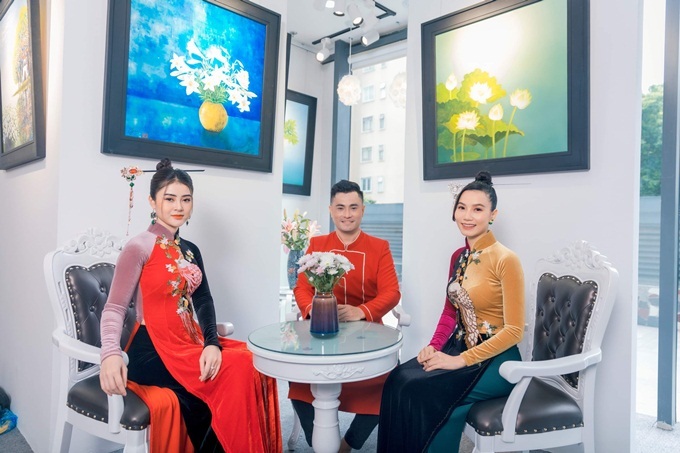 Lý Kim Thảo, Lương Giang đều là những nàng thơ được NTK Nhật Dũng yêu mến. Trong tà áo dài do anh thiết kế, hai người đẹp khoe vóc dáng mình hạc xương mai.