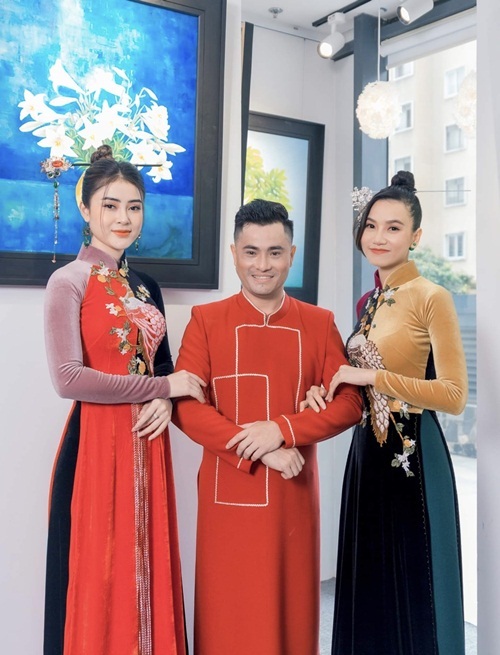 Không hẹn mà gặp, NTK Nhật Dũng, Lý Kim Thảo (trái) và Lương Giang (phải) cùng mặc áo dài. Cuộc hội ngộ giữa ba người con Bắc - Trung - Nam thêm phần thú vị giữa khung cảnh lãng mạn khi trời sắp sang xuân ở Hà Nội.