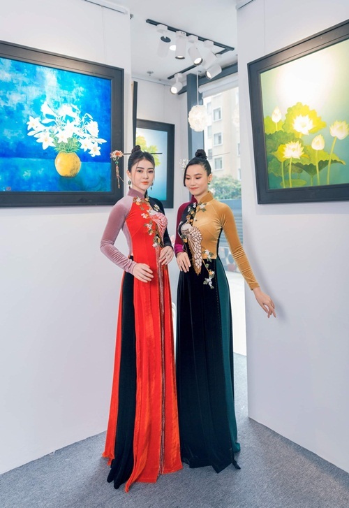 Ở Hà Nội, Lương Giang có ba phòng tranh, một trong số đó được dùng để mở lớp học vẽ miễn phí cho trẻ tự kỷ. Năm qua, cô ít đóng phim nhưng có nhiều hoạt động ý nghĩa hướng đến cộng đồng.