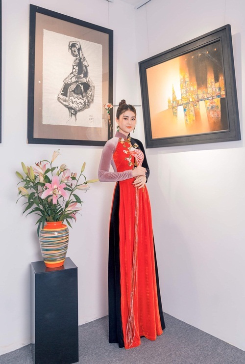 Lý Kim Thảo có một năm hoạt động hiệu quả khi liên tục xuất hiện trong các show thời trang, đặc biệt là trình diễn những bộ sưu tập áo dài của NTK Nhật Dũng.