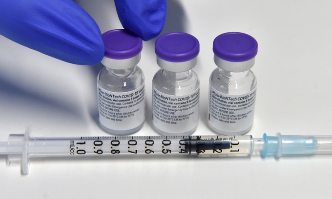 Vaccine của Pfizer được chuẩn bị tại một phòng khám ở Đức hôm 2/2. Ảnh: AFP.