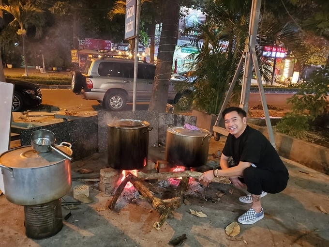 Sau hơn 30 sống tại hải ngoại, nghệ sĩ Quang Minh lần đầu ăn Tết ở Việt Nam. Kết thúc đợi cách ly tại khách sạn, anh sum họp cùng người thân, tìm lại ký ức xưa với buổi tối trông nồi bánh chưng, bánh tét.