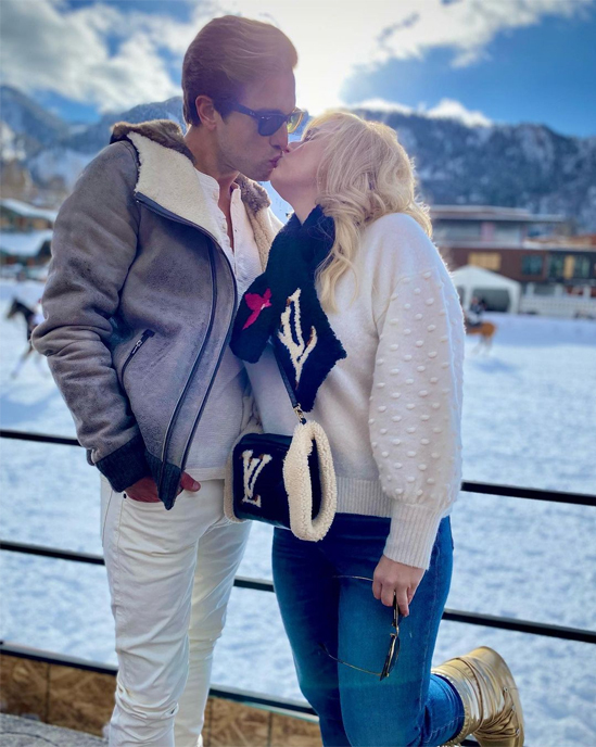 Cặp đôi đi du lịch núi tuyết vào tháng 12/2020.