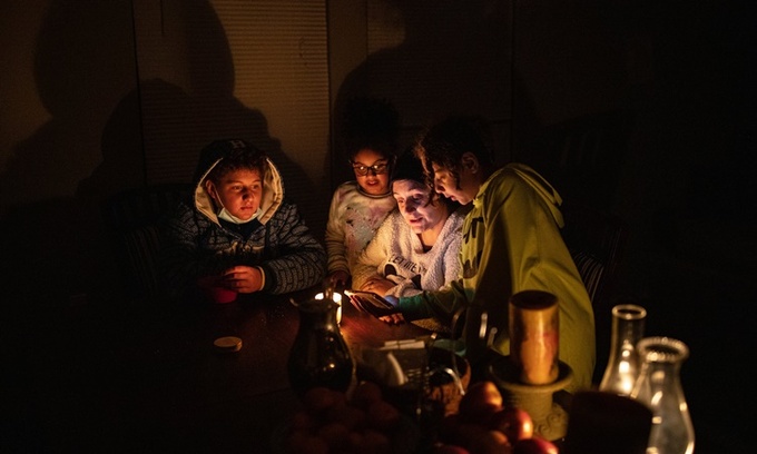 Một hộ gia đình bị mất điện ở Texas hôm 17/2. Ảnh: NYTimes.