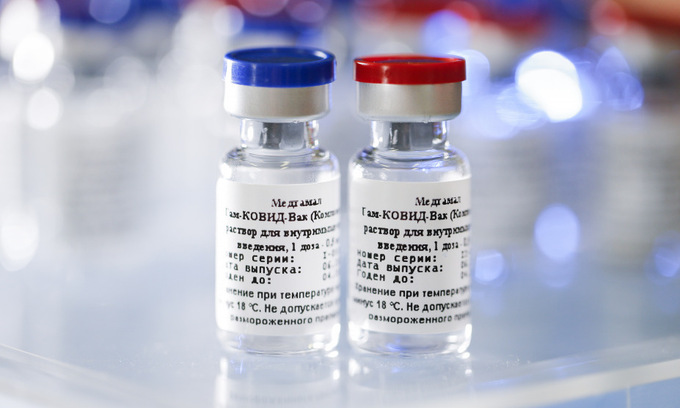Hai liều vaccine Sputnik V do Viện Gamaleya sản xuất. Ảnh: AFP.
