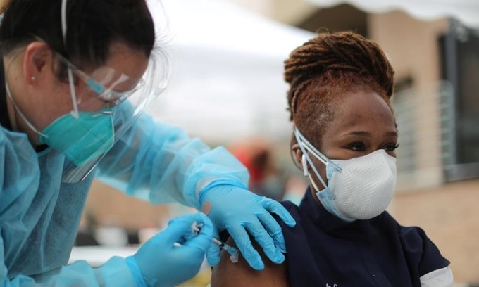 Một nữ y tá được tiêm vaccine Covid-19 tại Los Angeles, California, ngày 10/2. Ảnh: Reuters.