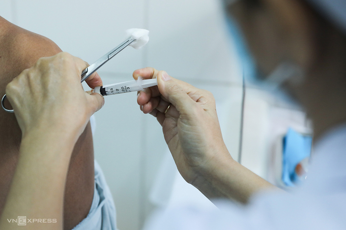 Tiêm thử nghiệm vaccine Nanocovax giai đoạn hai, tại Long An, sáng 26/2. Ảnh: Quỳnh Trần.