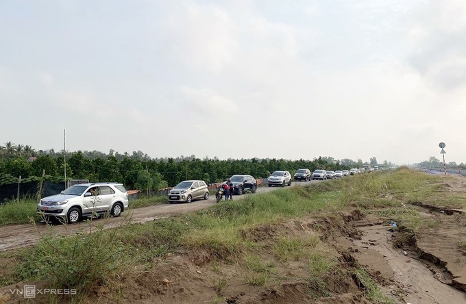 Do kẹt xe trên quốc lộ 1, ôtô, xe máy chạy đường huyện 65, 66 để vào cao tốc Trung Lương - Mỹ Thuận, sáng 26 Tết. Ảnh:Hoàng Nam