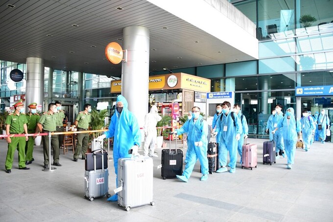 Hành khách xuống sân bay Cát Bi, TP Hải Phòng, tháng 7/2020. Ảnh: Giang Chinh