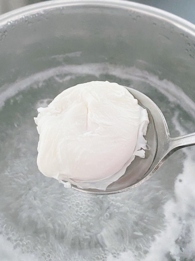 Cách để làm trứng chần không bị vỡ là thêm một chút giấm vào nồi nước sôi sau đó mới đập trứng vào.