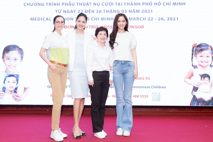 Hoa hậu Hương Giang (thứ hai từ trái qua) cũng có mặt đồng hành cùng ban tổ chức. Các người đẹp chương trình tiếp tục được triển khai những năm tiếp theo, giúp đỡ nhiều hơn các trẻ em bị dị tật có hoàn cảnh khó khăn.