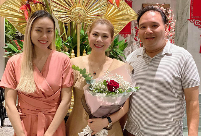 Nhạc sĩ Nguyễn Hà cùng bà xã đến tặng hoa mừng sinh nhật Thanh Thảo.