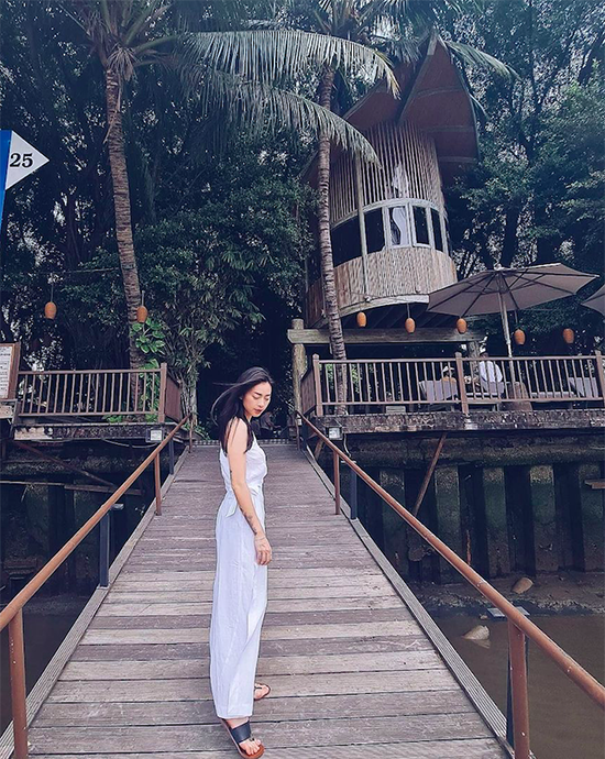 Nằm dọc theo Sông Sài Gòn, resort toạ lạc tại thành phố Thuận An, tỉnh Bình Dương, cách trung tâm TP HCM 15 km. Khách được đưa đón bằng thuyền cao tốc miễn phí. Không gian xung quanh thoáng đãng, nhiều cây xanh, được ví như khu vườn thượng uyển gần Sài Gòn.