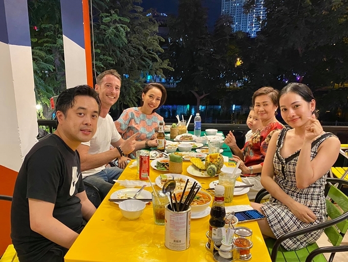 Một tháng trước, Thảo Trang và Phil ăn tối cùng gia đình Dương Khắc Linh - Sara Lưu.