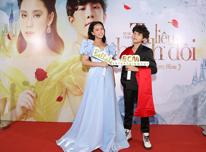 Diễn cùng Hoa hậu thanh lịch nhí 2019 trong MV là cậu bạn Merry Hinu (phải) với vai chàng hoàng tử bảnh bao. Hai bé bằng tuổi và gặp gỡ lần đầu ở chương trình Nhà thiết kế tương lai nhí năm 2020.