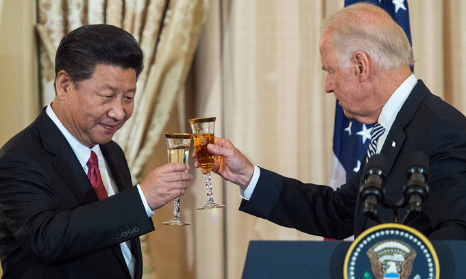 Chủ tịch Tập Cận Bình (trái) và Joe Biden, khi còn là phó tổng thống, tại Washington năm 2015. Ảnh: AFP.