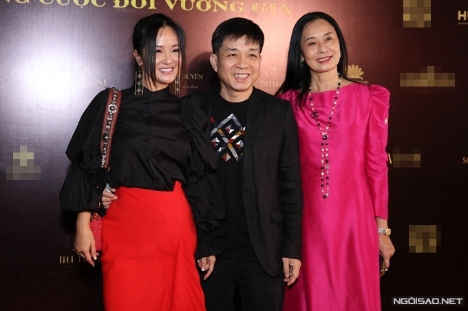 Diva Hồng Nhung (trái), nhiếp ảnh gia Đoàn Minh Tuấn (giữa).