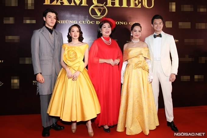 Dàn diễn viên chính của phim Gái già lắm chiêu V (từ trái qua): Khương Lê, Kaity Nguyễn, NSND Hồng Vân, NSND Lê Khanh, Anh Dũng.