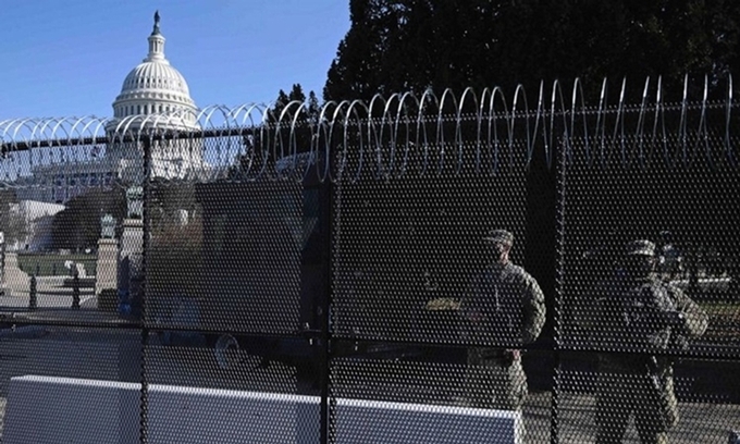 Hàng rào an ninh được dựng lên quanh tòa nhà quốc hội Mỹ ở thủ đô Washington ngày 14/1. Ảnh: AFP.
